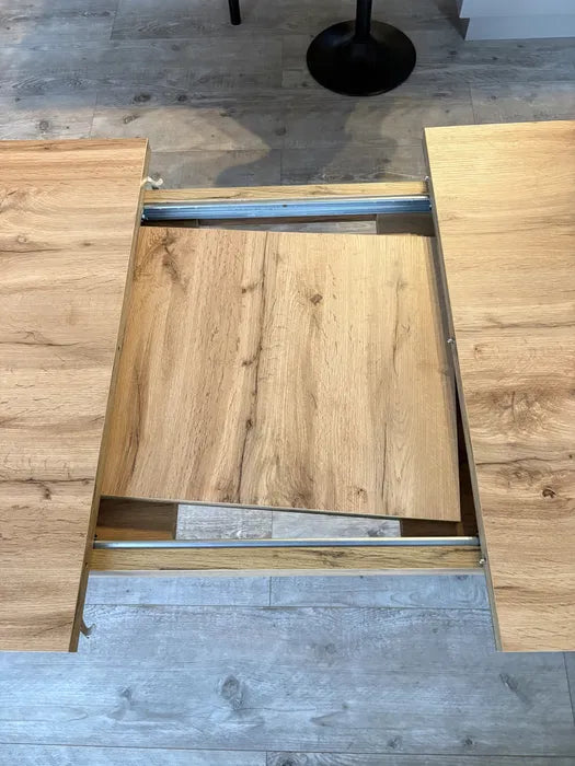 Robust, utdragbart bord för matrum