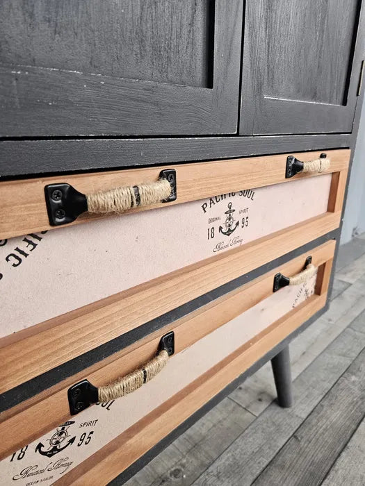 Unikt skåp i paulowniaträ.