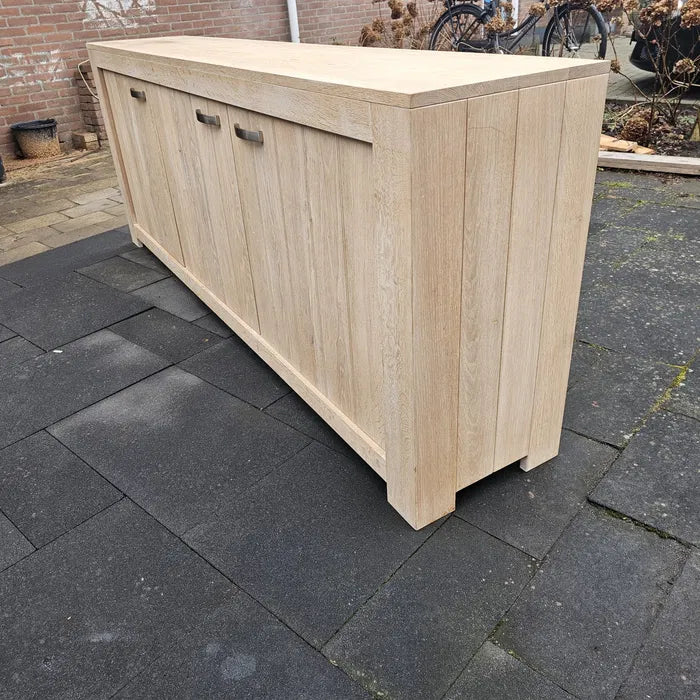 Byrå i trä av vitoljad ek.