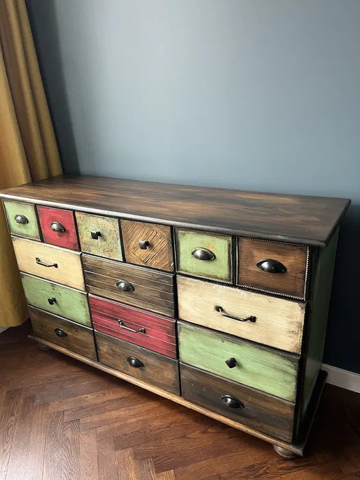 Färgstark retro byrå