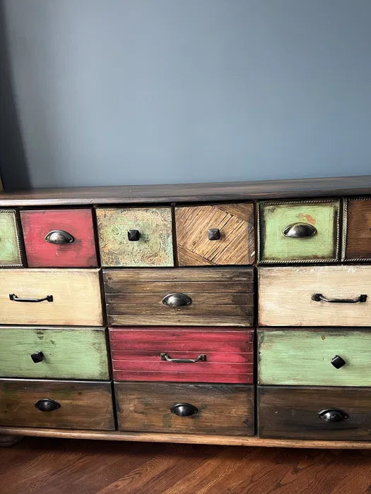 Färgstark retro byrå