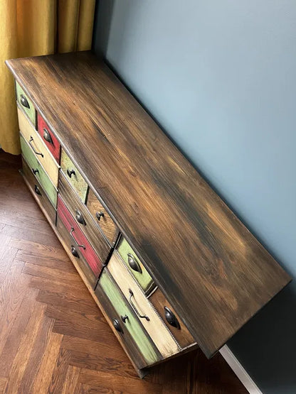 Färgstark retro byrå