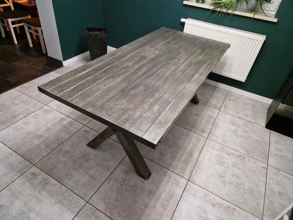 stabilt träbord med beslag