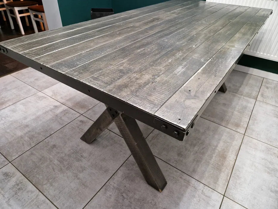 stabilt träbord med beslag