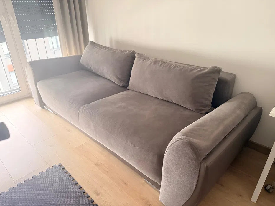 Stor bäddsoffa med förvaring.