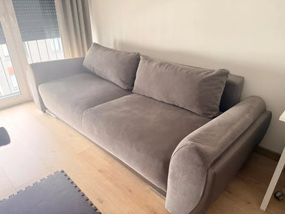 Stor bäddsoffa med förvaring.