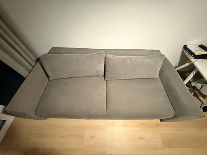 Stor bäddsoffa med förvaring.