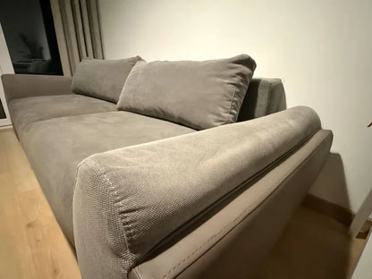 Stor bäddsoffa med förvaring.