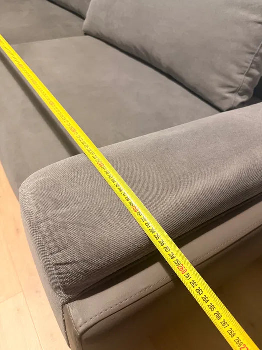 Stor bäddsoffa med förvaring.