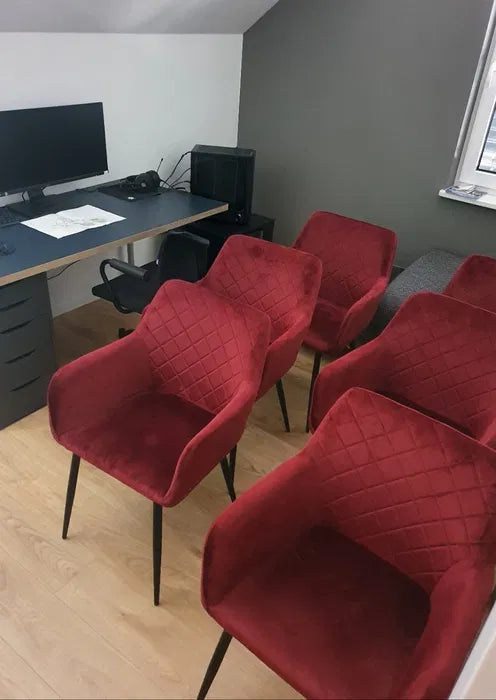 Sammetstol i vinröd klädsel