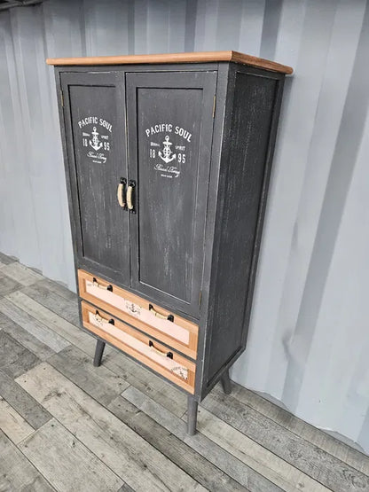 Unikt skåp i paulowniaträ.