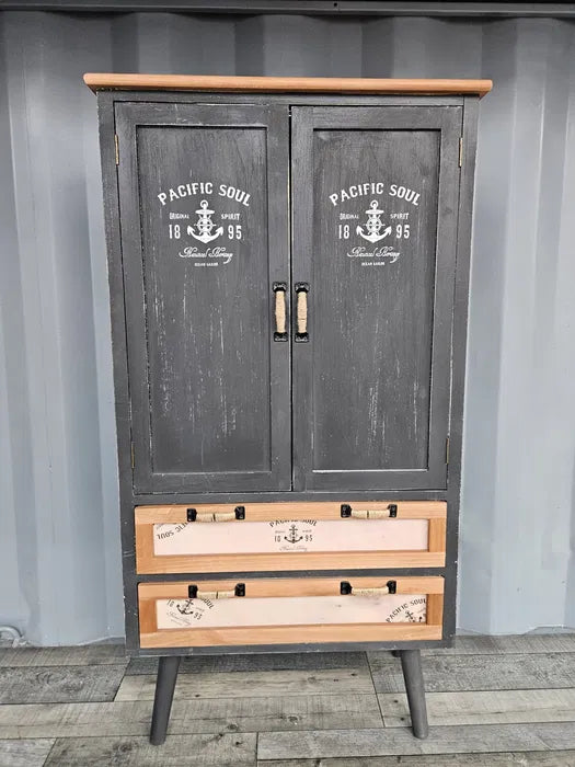 Unikt skåp i paulowniaträ.