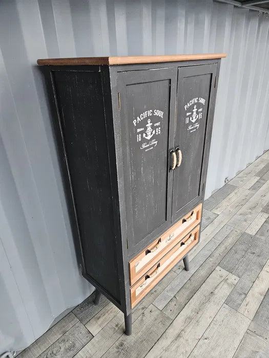 Unikt skåp i paulowniaträ.