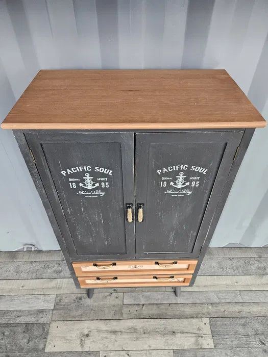 Unikt skåp i paulowniaträ.