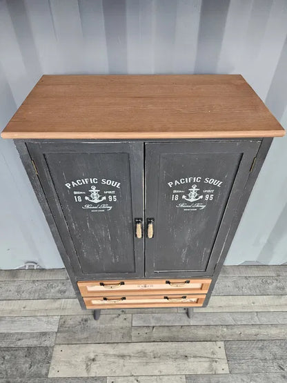 Unikt skåp i paulowniaträ.