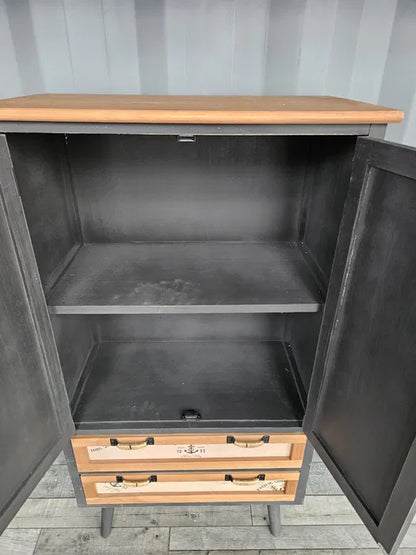 Unikt skåp i paulowniaträ.