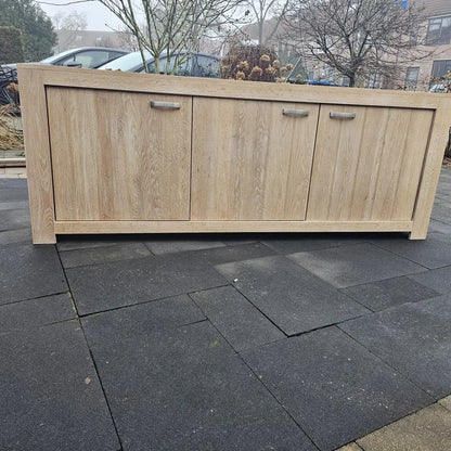 Byrå i trä av vitoljad ek.