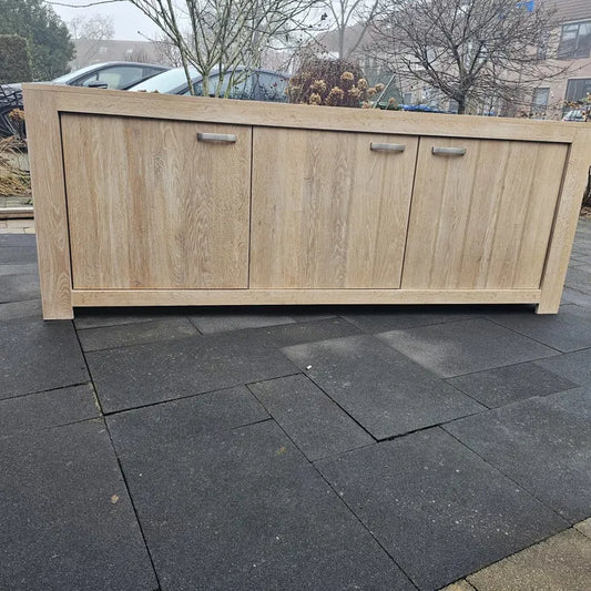 Byrå i trä av vitoljad ek.