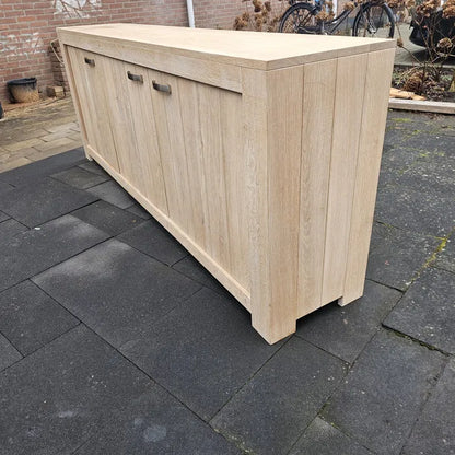 Byrå i trä av vitoljad ek.