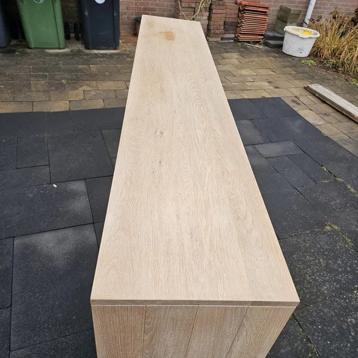 Byrå i trä av vitoljad ek.