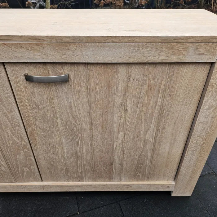 Byrå i trä av vitoljad ek.