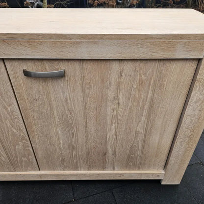 Byrå i trä av vitoljad ek.