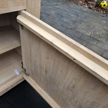 Byrå i trä av vitoljad ek.