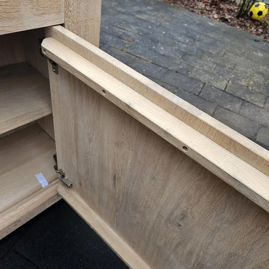 Byrå i trä av vitoljad ek.