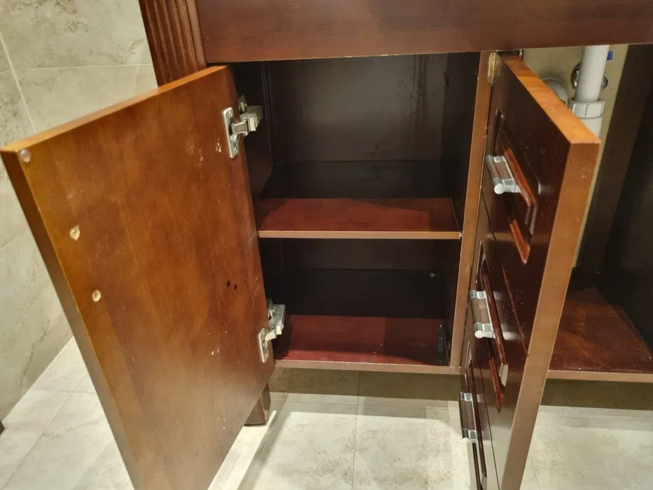 Stabilt badrumsskåp