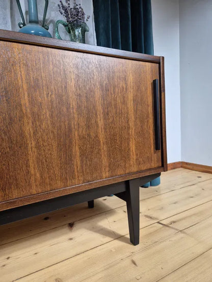 Vackert sideboard i valnöt